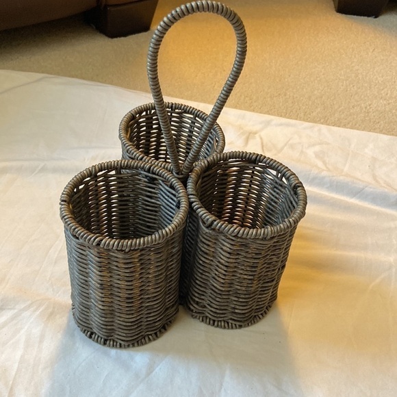 Gray wicker utensil holder - Picture 2 of 9